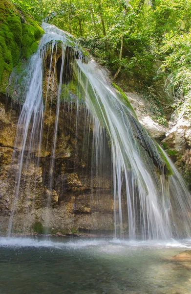 Cachoeira em uma montanha — Fotografia de Stock