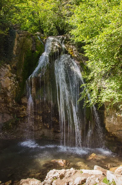 Cachoeira em uma montanha — Fotografia de Stock