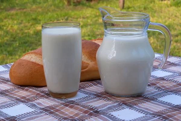 Молоко в склянці і хлібі — стокове фото