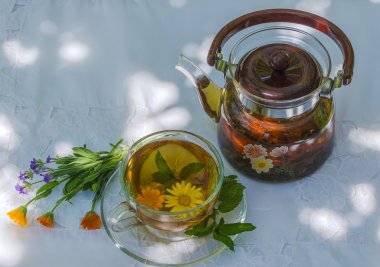 çaydanlık ve bardak bitkisel çay