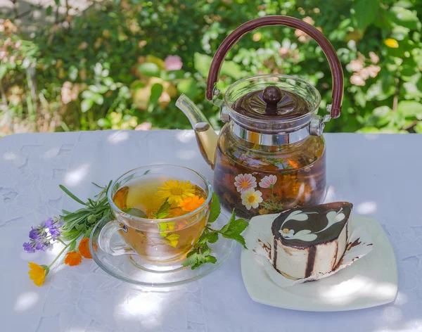 Kräutertee und Schokoladenkuchen lizenzfreie Stockfotos