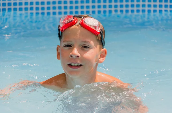 Menino na piscina Imagens De Bancos De Imagens