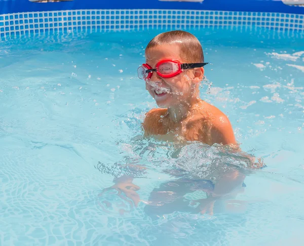 Boy in the swimming pool — Stock Photo, Image