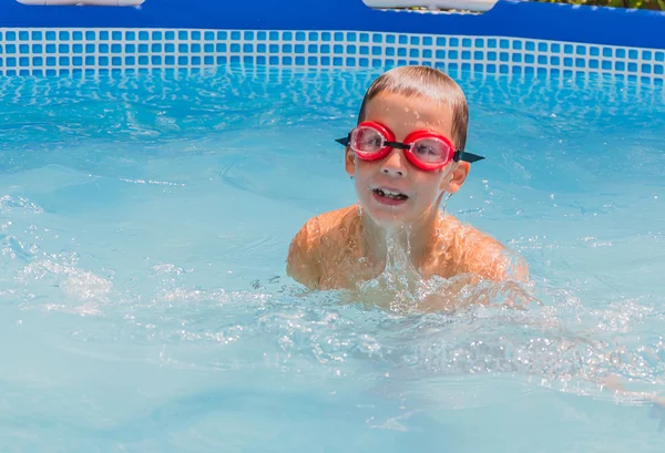 Boy in the swimming pool — Stock Photo, Image