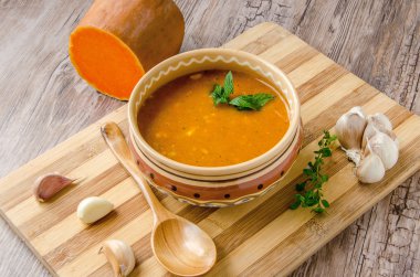 Sarımsaklı kabak çorbası