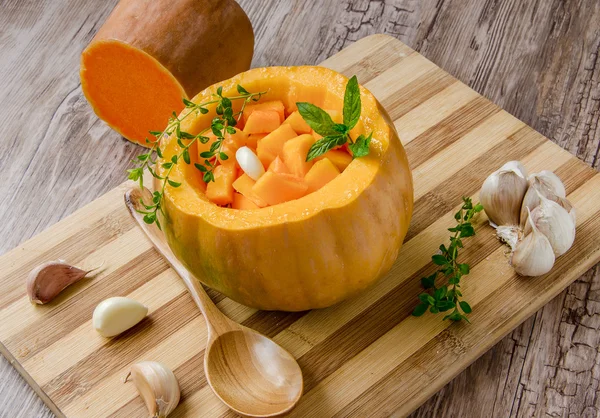 Calabaza de peluche en la mesa vieja — Foto de Stock