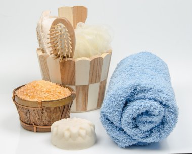 Beyaz arkaplanda banyo aksesuarları