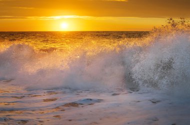 Deniz su sıçramalarına dalgalar
