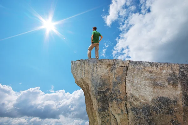 Man on the mountain edge. — Stock Photo, Image