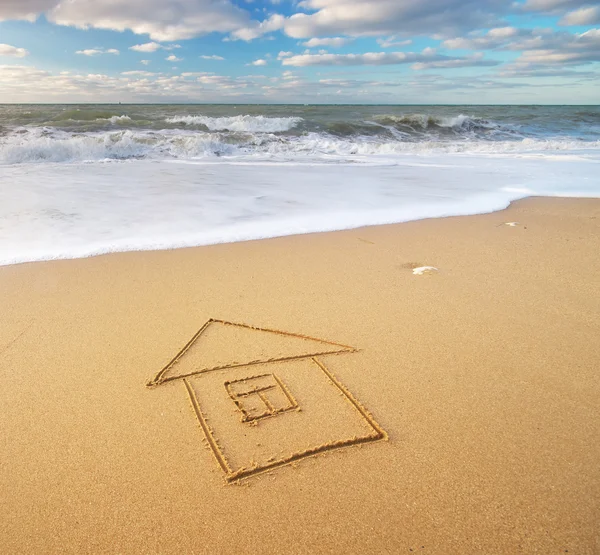 Море и дом на морском песке — стоковое фото