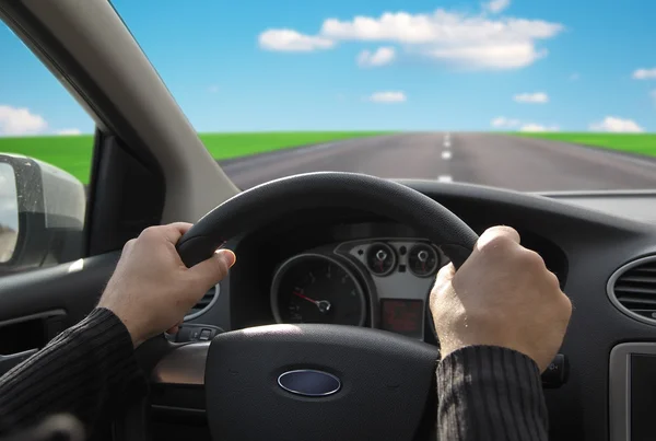 Homem dirigindo em carro . — Fotografia de Stock