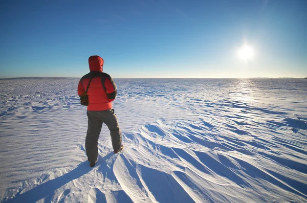 L'uomo e la luce solare invernale . — Foto Stock