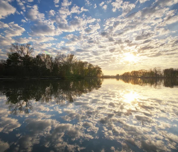 Утреннее отражение воды — стоковое фото