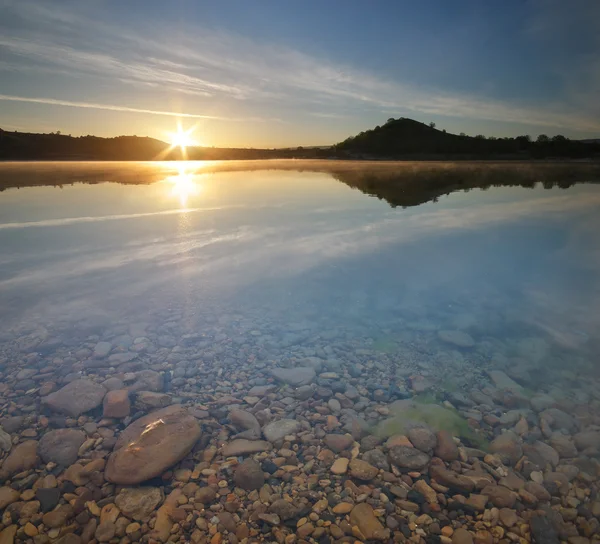 湖に太陽の光. — ストック写真