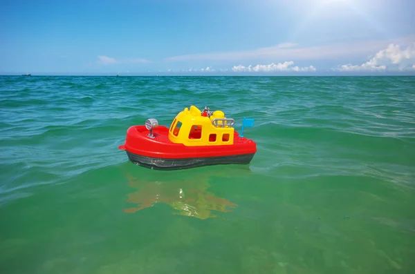 Barco do navio do brinquedo e onda do mar . — Fotografia de Stock
