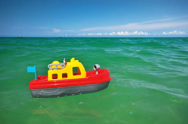 Leksak fartyget båt och hav våg. — Stockfoto