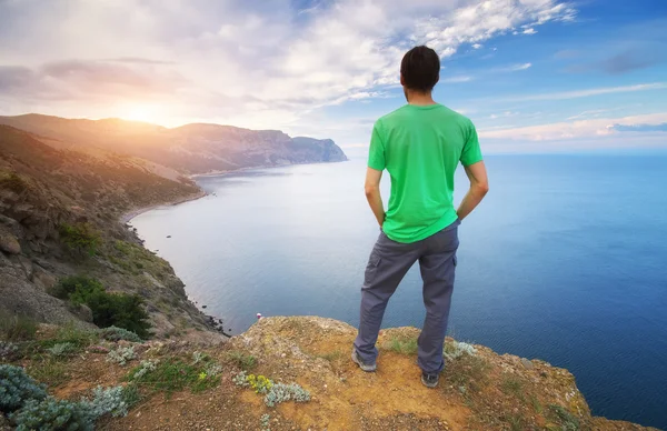 Man op top van de berg. — Stockfoto