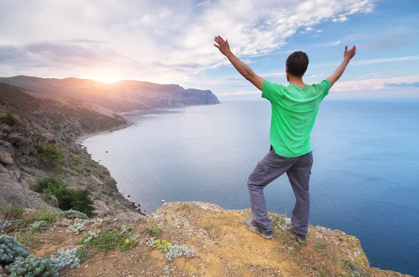 Hombre en la cima de la montaña. — Foto de Stock