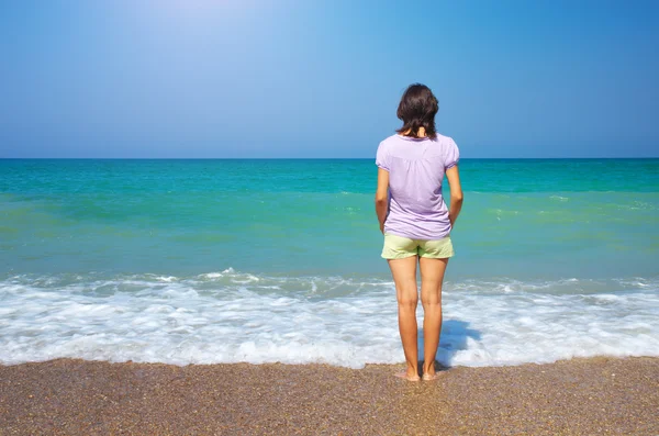 Meisje op het strand. — Stockfoto