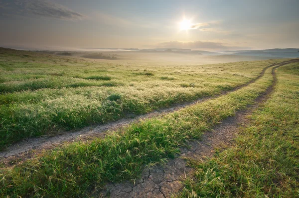 Fahrspur und tiefer Himmel. — Stockfoto