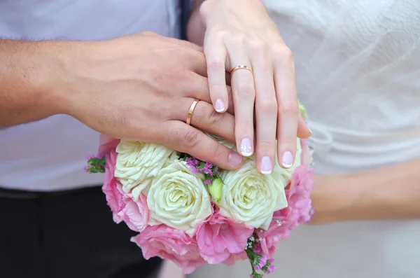 Manos de recién casados — Foto de Stock