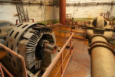 Eski paslı pompa istasyonu.