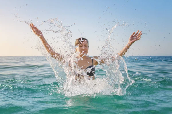 Mujer Joven Divirtiéndose Mar Salpicaduras Agua —  Fotos de Stock
