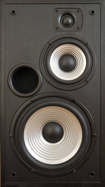 Hoparlörleri yakın çekim nesnesine ayarla. Tasarım elementi.