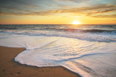 Gün batımında kumsalda. Doğa manzarası.