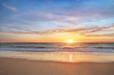 Güneş ve deniz günbatımı arka planı. Doğa bileşimi.