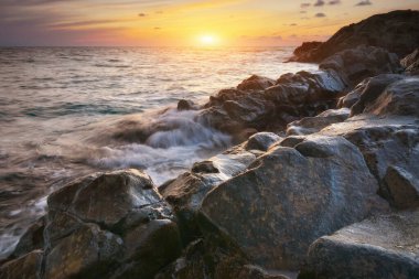 Denizde güzel bir gün batımı. Doğanın bileşimi.