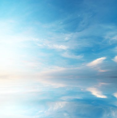 Gökyüzü arka planı ve su yansıması. Tasarım elementi.