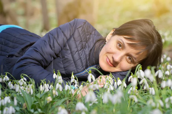 Young Woman Rest Field Snowdrops Nature Relax Scene — Stock Photo, Image