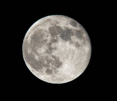 Dolunay gece gökyüzünde kapanıyor..