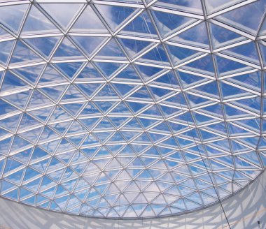 Modern bina pencerelerinin cam çatısı. Metal ızgara mavi gökyüzü deseni.