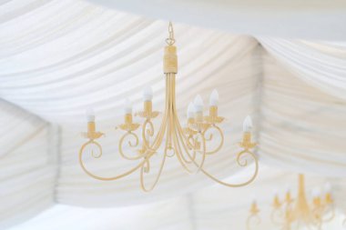 Evdeki törensel iç kısımda narin bir avize. Pastel ve yumuşak iç dizayn.