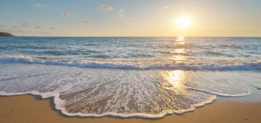 Gün batımında deniz kıyısında. Doğa kavramsal sahne.