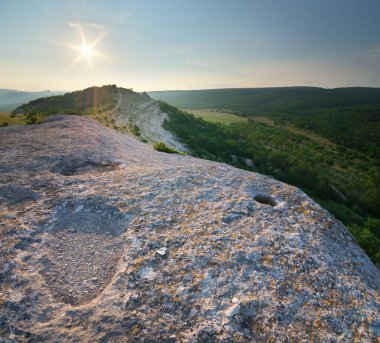 Güneş doğarken dağ manzarası. Doğa bileşimi.