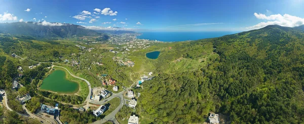 Vista Aérea Ciudad Yalta Dos Lagos Magabi Bosque Montaña Primavera — Foto de Stock