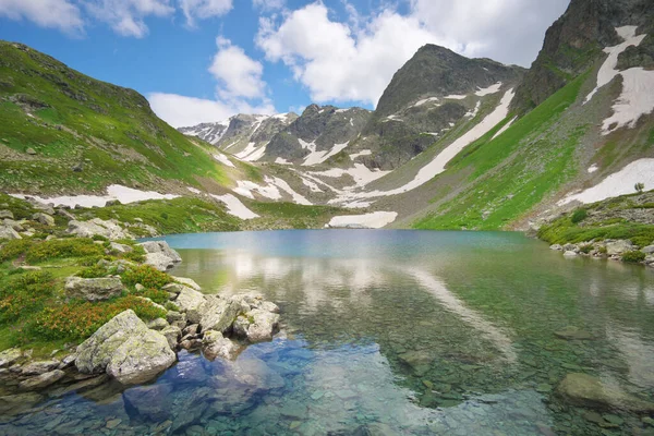 コーカサス山脈の美しい夏の風景 ロシアのアルクハイズ村近くのDukka湖 昼間の山の風景 — ストック写真