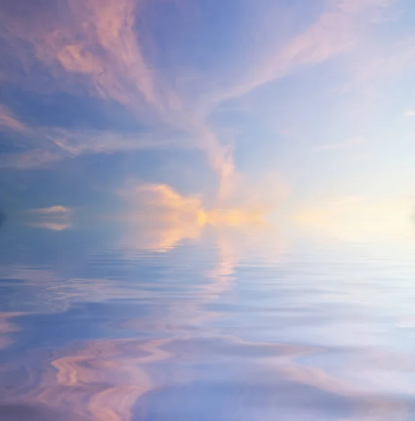 Fundo Céu Roxo Com Ondas Água Pôr Sol — Fotografia de Stock