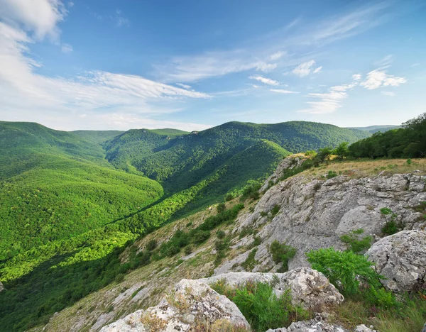 Gün Batımında Yeşil Dağ Tepeleri Bahar Doğası — Stok fotoğraf