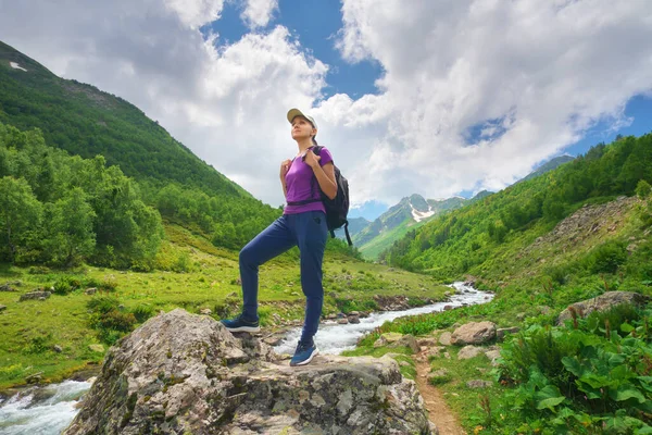 Urocza Młoda Kobieta Mountain Valley Scena Emocjonalna Przyroda — Zdjęcie stockowe
