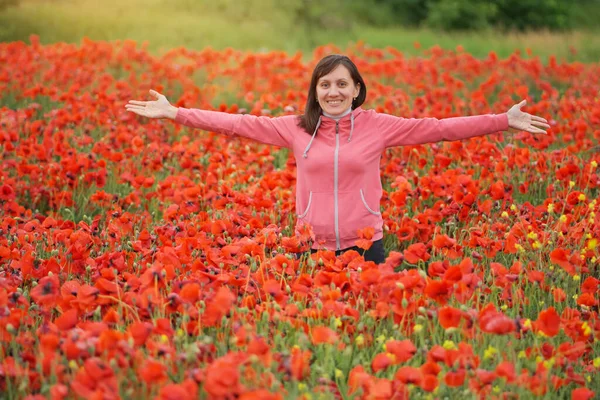 Nette Junge Frau Auf Einer Großen Mohnwiese Gefühls Und Naturszene — Stockfoto