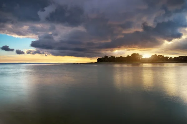 Bellissimo paesaggio fluviale — Foto Stock