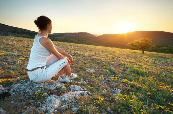 Menina e pôr do sol na montanha — Fotografia de Stock