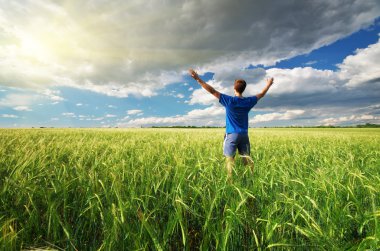 adam yeşil çayır.