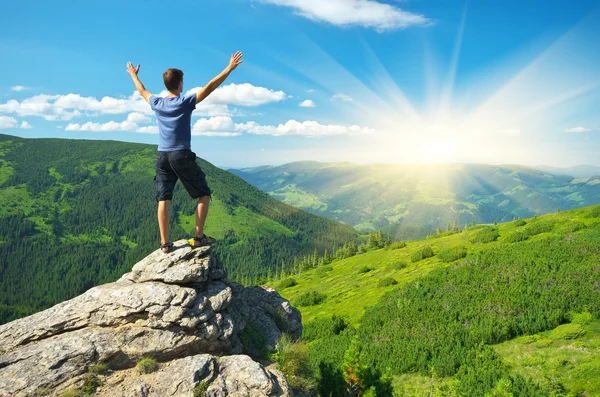 Mann auf dem Gipfel des Berges. — Stockfoto