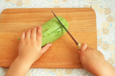 Çocuk yardım gıda hazırlama. 