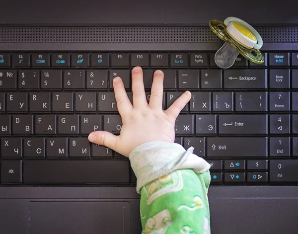 Mano de niño y computadora — Foto de Stock